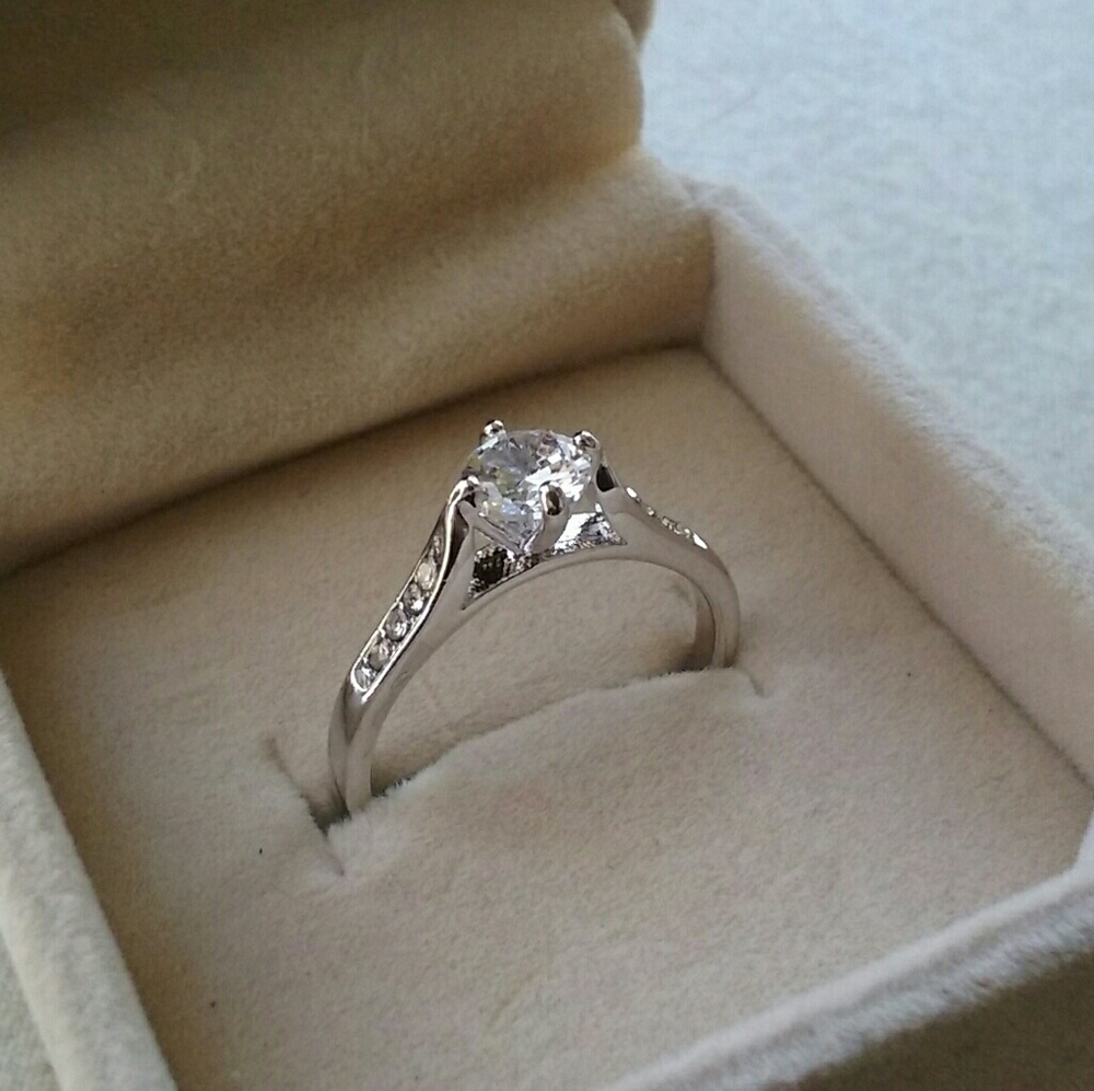 25K White Gold Clear Diamond Ring - US Size: (8)